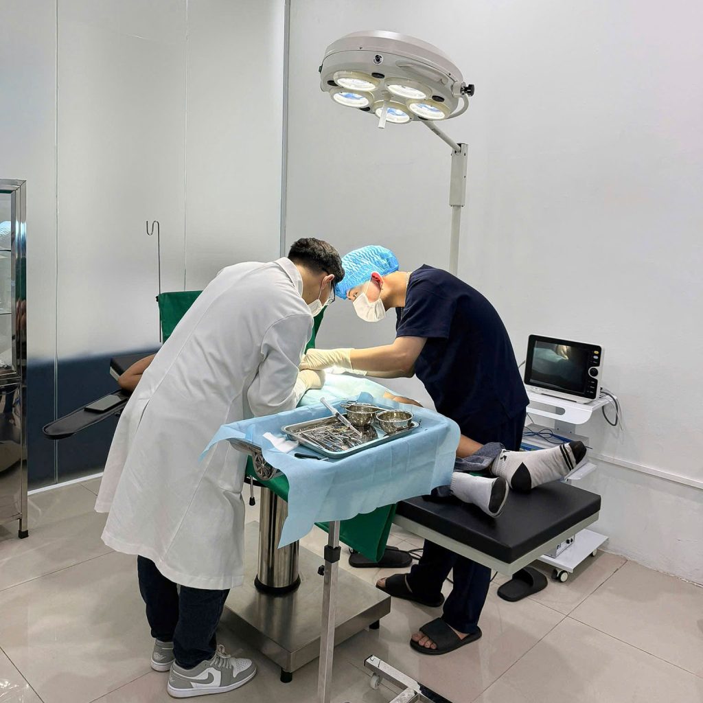 Cắt bao quy đầu chuẩn y khoa được thực hiện bởi bác sĩ nam khoa 